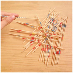 Teorema Mikado stick game features colorful wooden sticks arranged on a light wooden surface in an intricate pattern.