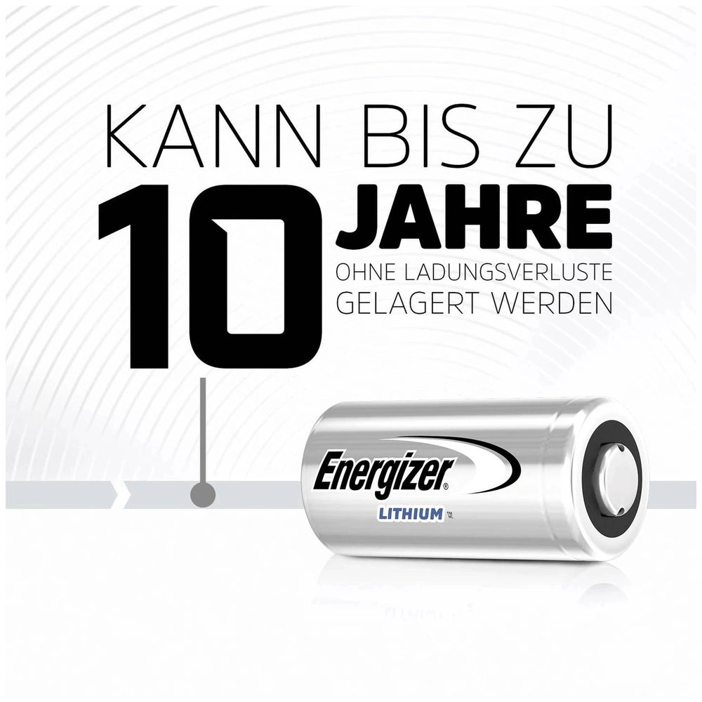 Energizer CR2 lithium camera battery in silver metal and black plastic, labeled with "Kann bis zu 10 JAHRE" and "Lithium."
